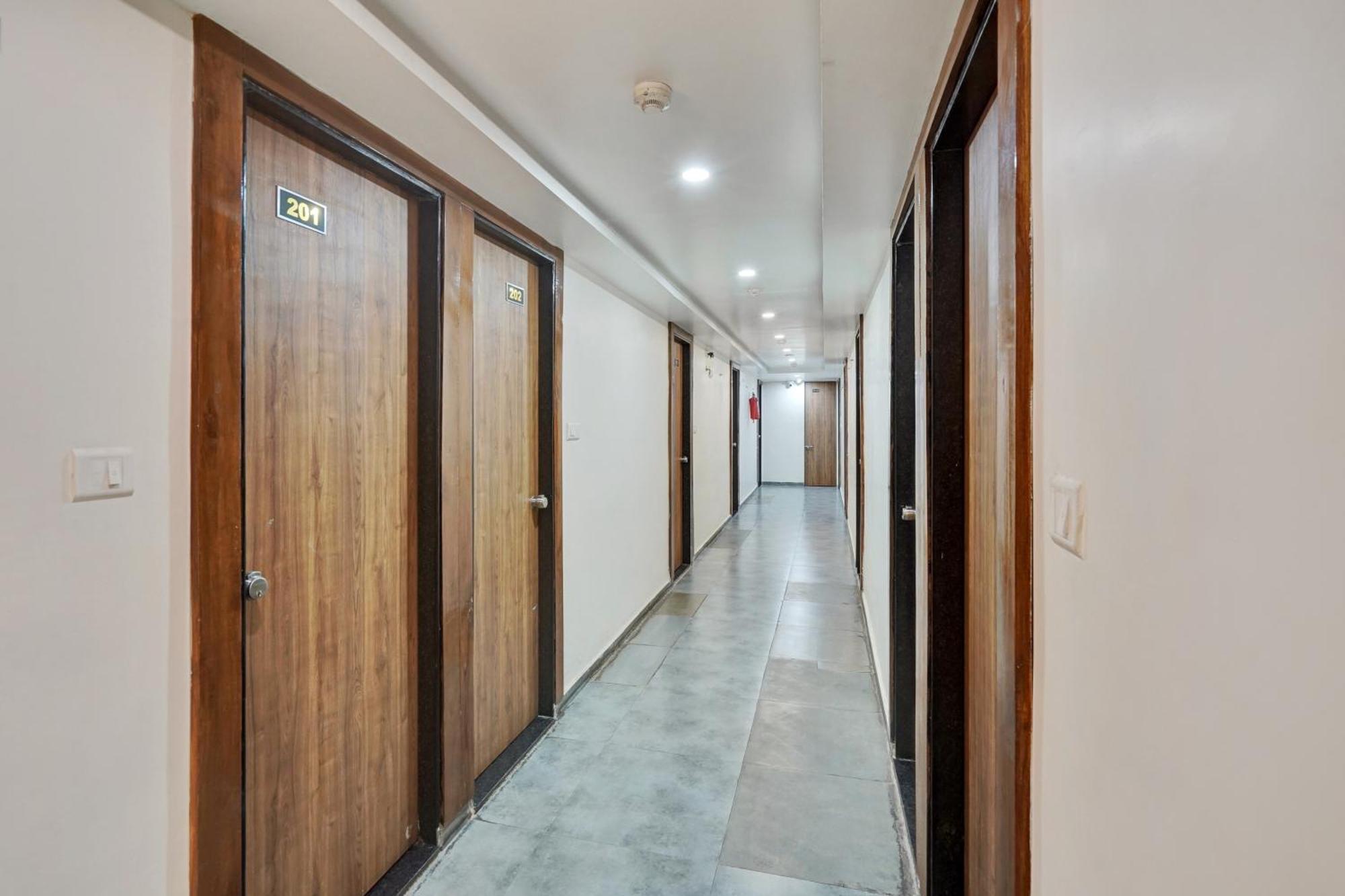 Super Collection O Kudasan Gandhinagar Formerly Hotel Royal Mansion Экстерьер фото