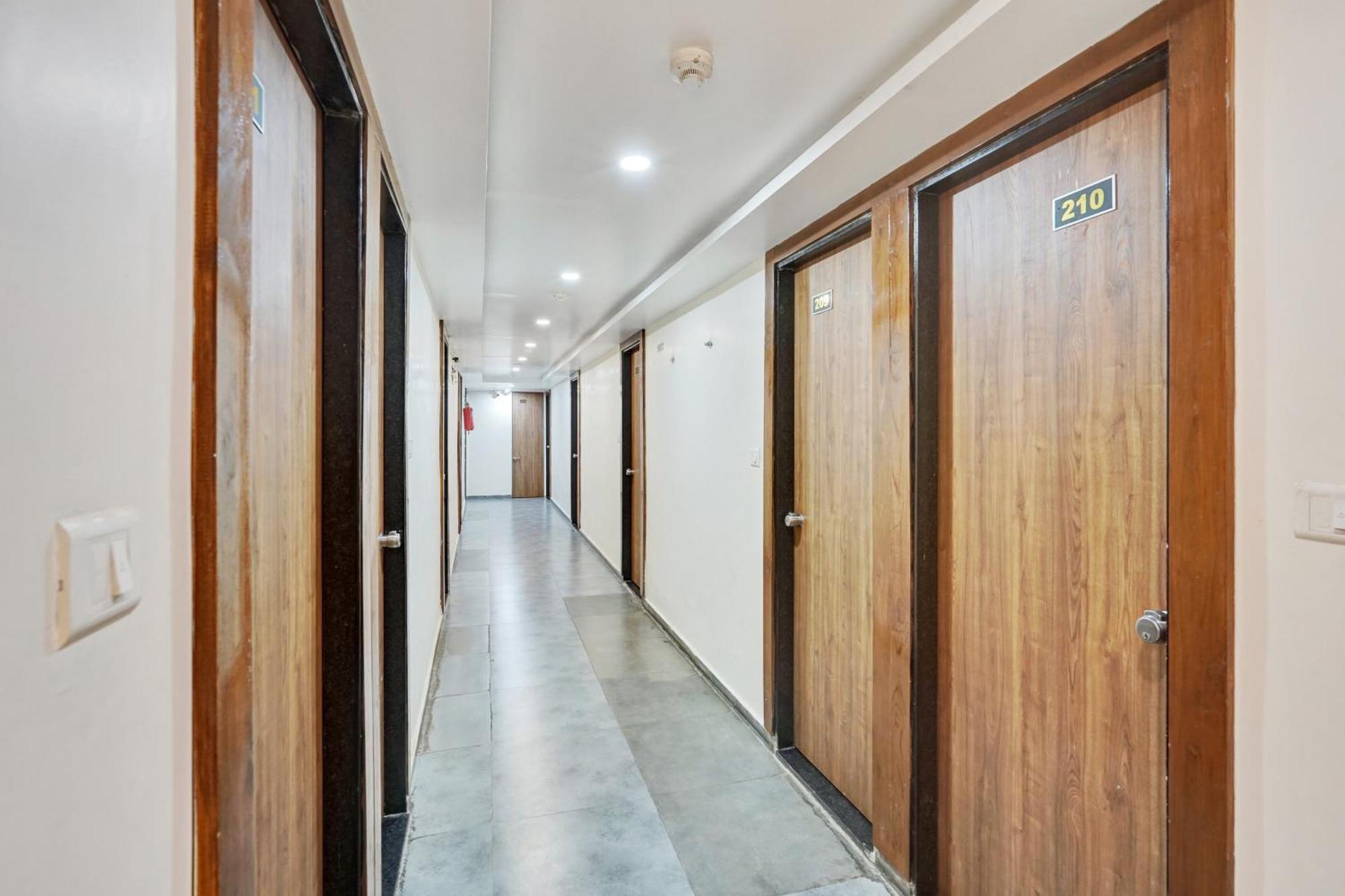 Super Collection O Kudasan Gandhinagar Formerly Hotel Royal Mansion Экстерьер фото