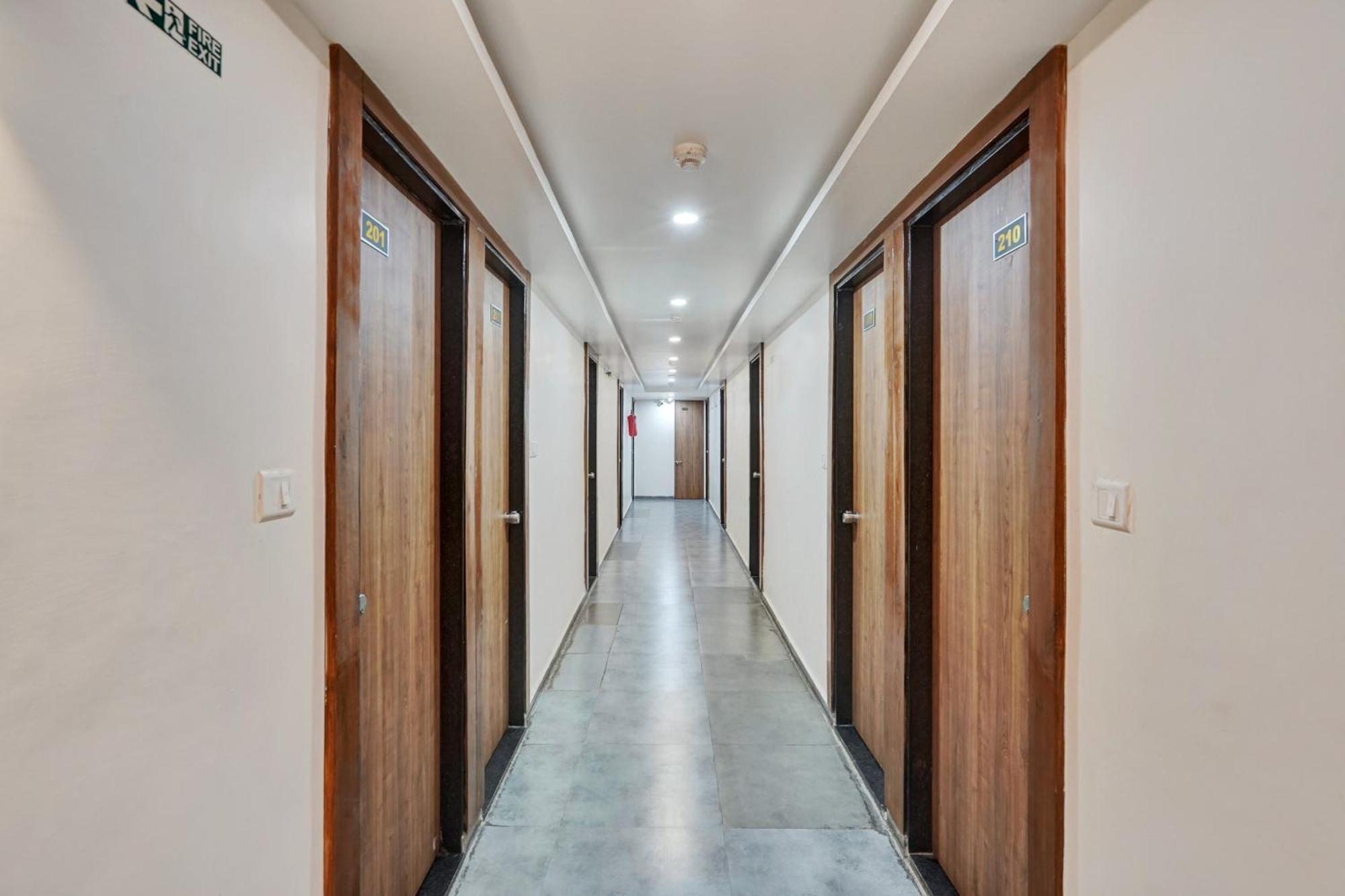 Super Collection O Kudasan Gandhinagar Formerly Hotel Royal Mansion Экстерьер фото