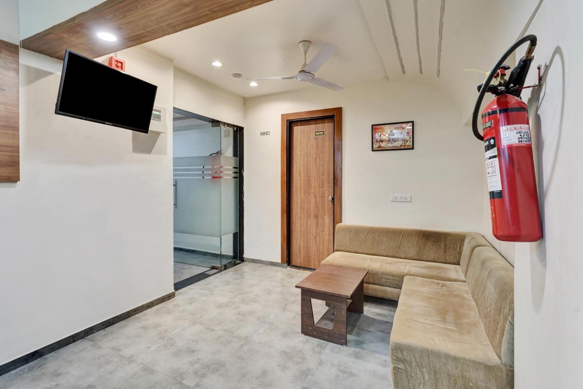 Super Collection O Kudasan Gandhinagar Formerly Hotel Royal Mansion Экстерьер фото