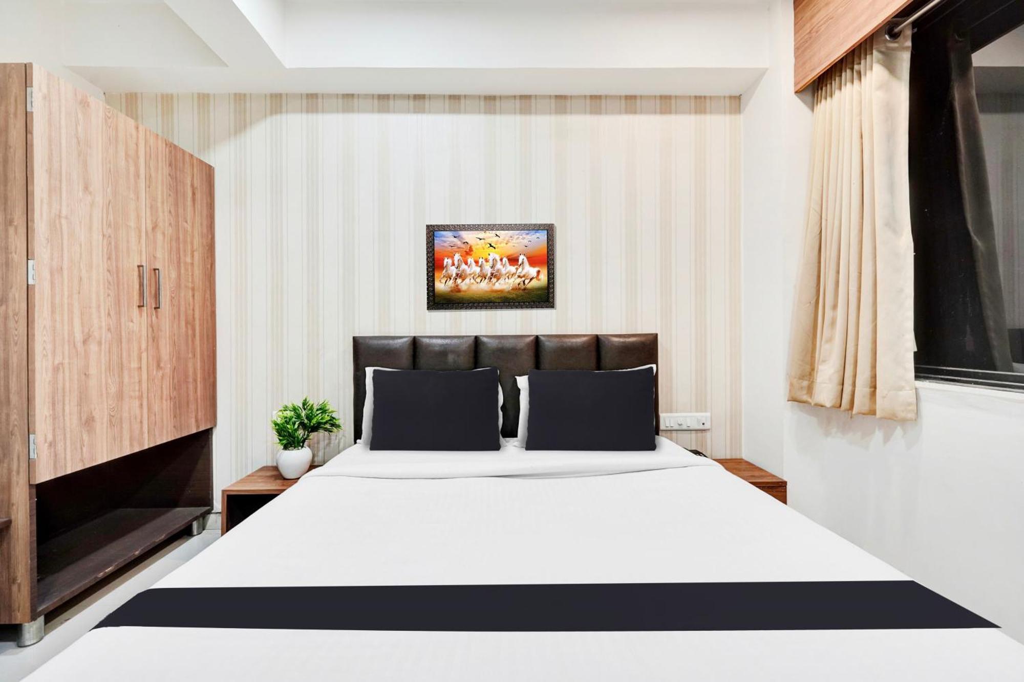 Super Collection O Kudasan Gandhinagar Formerly Hotel Royal Mansion Экстерьер фото