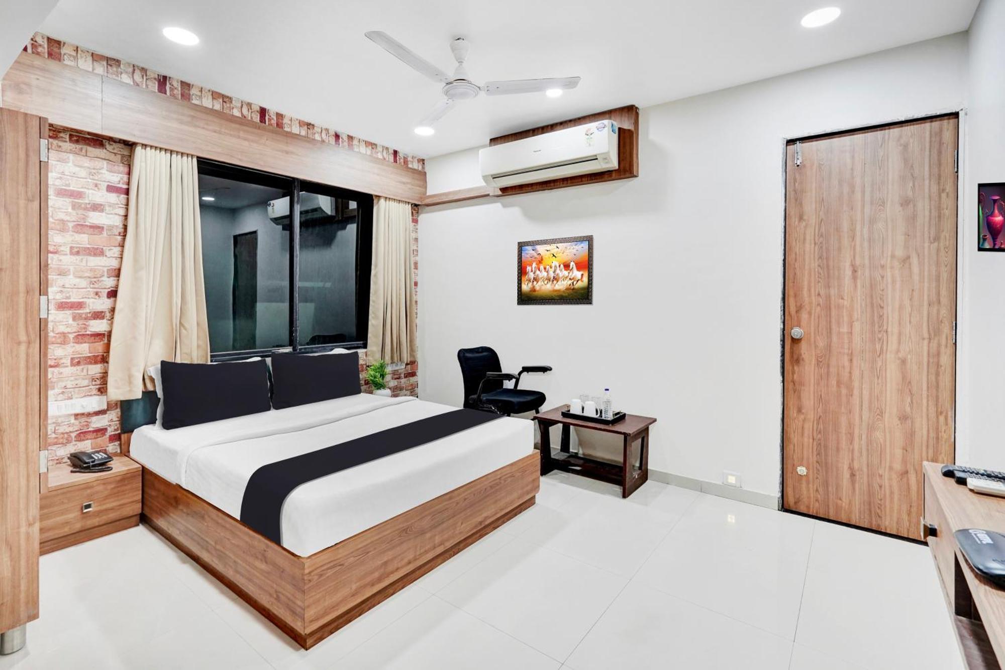 Super Collection O Kudasan Gandhinagar Formerly Hotel Royal Mansion Экстерьер фото